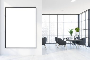 Şık panoramik yemek odasının içinde ahşap zemin, gri koltuklar ve saksı bitkileri olan uzun bir masa. Bulanık şehir manzaralı ve dikey maket posterli pencereler. 3d oluşturma