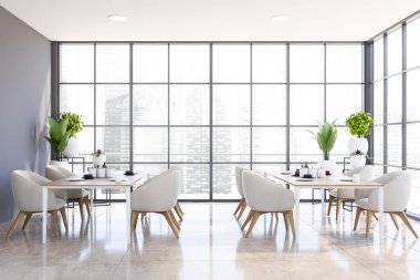 Panoramik yemek odasının ya da gri duvarlı restoranın içi, fayanslı zemin, beyaz koltuklu iki uzun masa ve bulanık şehir manzaralı pencereler. 3d oluşturma