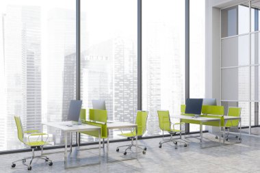 Panoramik açık uzay ofisinin içinde beyaz duvarlar, fayanslarla döşenmiş yerler ve pencerenin yanında bulanık manzaralı parlak yeşil sandalyeli beyaz bilgisayar masaları var. 3d oluşturma