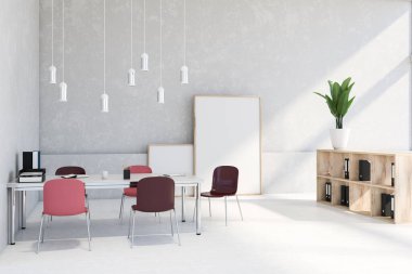 Beyaz duvarları ve zemini olan tavan arası tasarım stüdyosunun içi, kırmızı sandalyeli büyük masa, klasörlü ahşap kitap rafları ve yerde duran dikey maket posterleri. 3d oluşturma