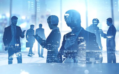 Muhtelif iş adamlarının siluetleri bulanık ofiste birlikte çalışıyorlar ve gece şehir manzarasına iki kez maruz kalıyorlar. Ortaklık ve takım çalışması kavramı. Tonu ayarlanmış resim