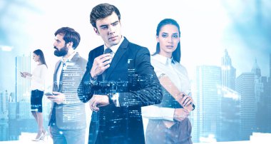 Ortaklık ve takım çalışması konsepti. Bulanık şehir manzarası olan dört başarılı iş adamının portreleri. Tonu ayarlanmış resim