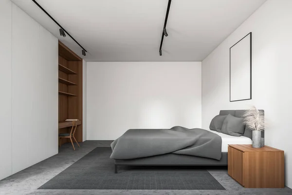 时尚酒店卧室侧视图 白色墙壁 混凝土地板 灰色王床和木制桌子 上面有椅子和架子 垂直模拟海报框架 3D渲染 — 图库照片