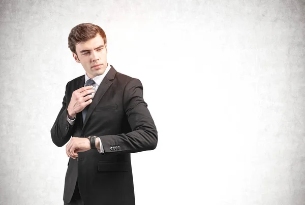 Retrato Joven Empresario Europeo Confiado Elegante Traje Revisando Reloj Pulsera —  Fotos de Stock