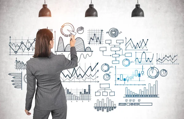 Bakifrån Lärare Affärskvinna Med Mörkt Hår Ritning Typer Diagram Betong — Stockfoto