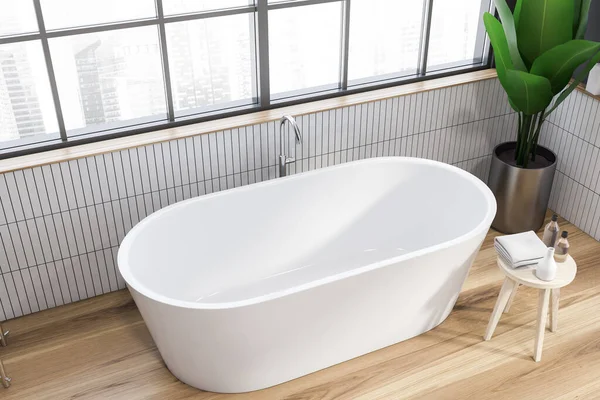 Vista Superior Banheira Confortável Banheiro Panorâmico Com Paredes Azulejos Brancos — Fotografia de Stock