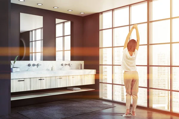 Jonge Vrouw Pyjama Stretching Zonovergoten Panoramische Badkamer Met Grijze Muren — Stockfoto