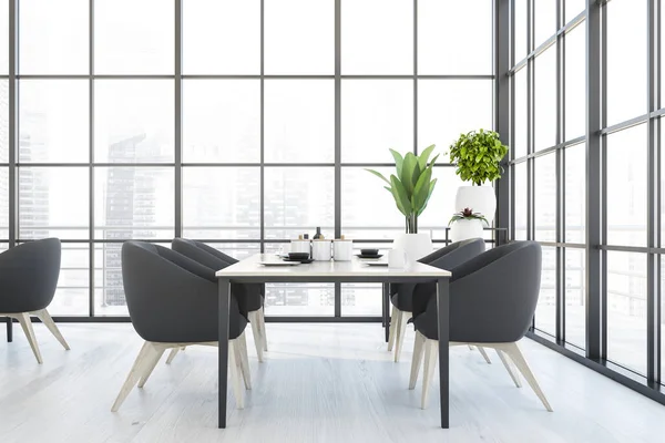 Interior Elegante Sala Jantar Panorâmica Com Piso Madeira Mesa Longa — Fotografia de Stock