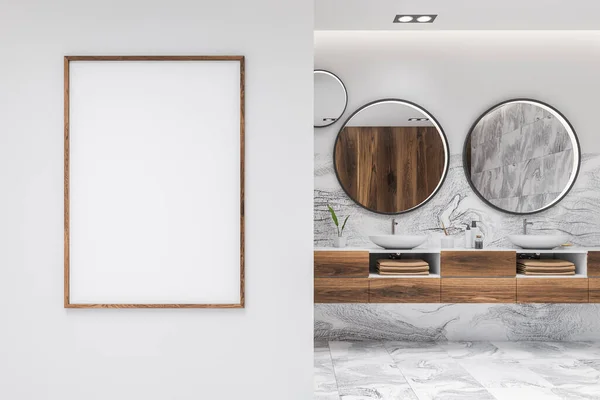 Interiér Luxusní Hlavní Koupelny Bílými Mramorovými Stěnami Dvojitým Umyvadlem Dvěma — Stock fotografie