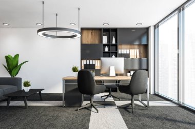 Beyaz duvarları, halı döşemeleri, ziyaretçiler için sandalyeli bilgisayar masası, klasörlü kitaplık ve gri kanepeli oturma odası olan panoramik CEO ofisi. 3d oluşturma