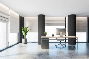 Gri duvarları, sütunları, beton zemini ve ahşap bilgisayar masası olan geniş panoramik CEO ofisi. Bulanık şehir manzaralı bir pencere. Yönetim kavramı. 3d oluşturma