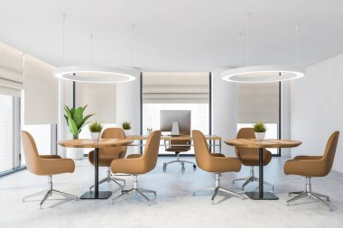 Beyaz duvarları, sütunları, beton zemini, beyaz ve ahşap bilgisayar masası ve bej koltuklu iki yuvarlak kahve masası olan şık panoramik CEO ofisi. Bulanık şehir. 3d oluşturma