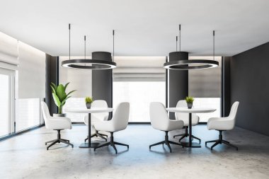 Gri duvarları, sütunları, beton zemini, yuvarlak kahve masaları ve beyaz koltukları olan modern panoramik ofis alanı. Bulanık şehir manzaralı pencereler. 3d oluşturma