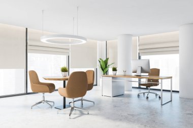 Beyaz duvarları, sütunları, beton zemini, beyaz ve ahşap bilgisayar masası ve bej koltuklu yuvarlak kahve masası olan şık panoramik CEO ofisinin köşesi. Bulanık şehir. 3d oluşturma
