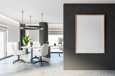 Panoramik CEO ofisinin gri duvarında asılı, beton zemin ve ahşap bilgisayar masası olan dikey bir poster. Bej sandalyeli yuvarlak kahve masası. Reklam kavramı. 3d oluşturma