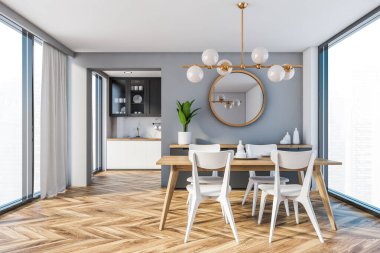 Gri duvarları, ahşap zemini, bulanık şehir manzaralı panoramik pencereleri, arka planda beyaz sandalyeleri ve mutfağı olan uzun ahşap masası olan şık bir yemek odası. 3d oluşturma