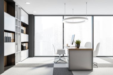 Gri duvarları, halı döşemeleri, ziyaretçiler için sandalyeli beyaz bilgisayar masası ve klasörlü kitaplığı olan panoramik CEO ofisinin içi. Bulanık şehir manzaralı pencereler. 3d oluşturma