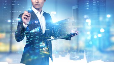 Bulanık ofisteki sanal ekranda pano yazısıyla tanınmayan genç bir iş adamı ve soyut gece manzarası. Planlama ve teknoloji kavramı. Tonu ayarlanmış resim