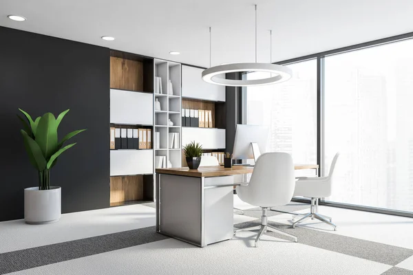 Ecke Des Panoramischen Vorstandsbüros Mit Grauen Wänden Teppichboden Weißem Computertisch — Stockfoto