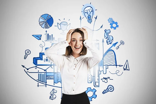 Retrato Joven Empresaria Feliz Con Pelo Corto Claro Pie Cerca — Foto de Stock