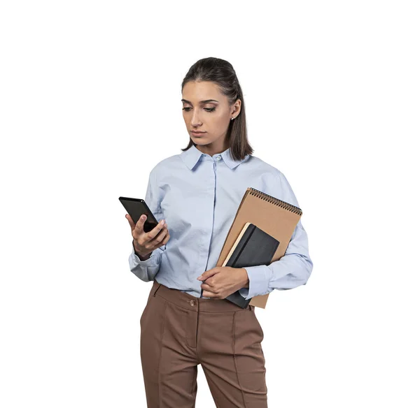 Retrato Aislado Una Joven Empresaria Estudiante Seria Sosteniendo Cuadernos Mirando — Foto de Stock