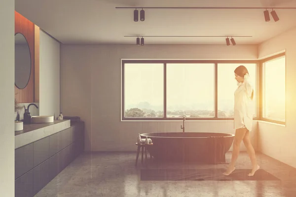 Jonge Vrouw Met Donker Haar Wandelen Ruime Badkamer Met Witte — Stockfoto