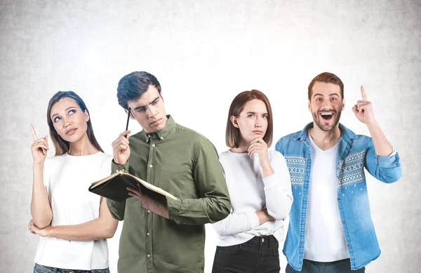 Porträt Von Vier Studenten Oder Geschäftsleuten Lässiger Kleidung Beim Brainstorming — Stockfoto