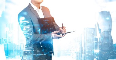 Soyut şehirde, panoya iki farklı etki yaratacak şekilde yazı yazan tanınmamış genç bir iş adamı. Evrak işleri ve liderlik kavramı. Renkli bulanık resim