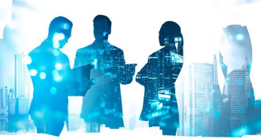 Bulanık şehirde farklı yöneticilerin siluetleri var. Takım çalışması ve iş ortaklığı kavramı. Renkli resim çift pozlama