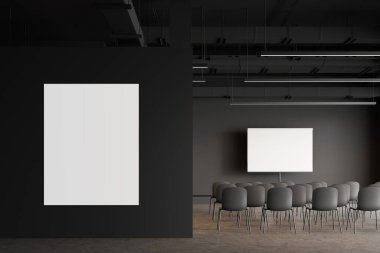 Modern ofis konferans salonunda asılı olan dikey model poster çerçevesi koyu gri duvarlar, beton zemin ve projeksiyon ekranının yanında sıra sıra gri sandalyeler. 3d oluşturma