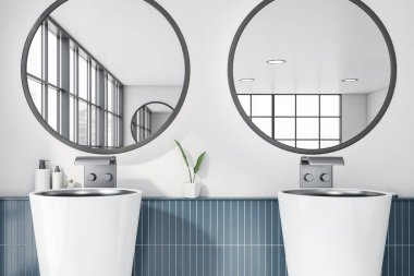 Orijinal çift banyo lavabosunun iki yuvarlak aynası beyaz ve mavi fayanslı duvarları olan geniş bir odada duruyor. Kaplıca ve güzellik anlayışı. 3d oluşturma