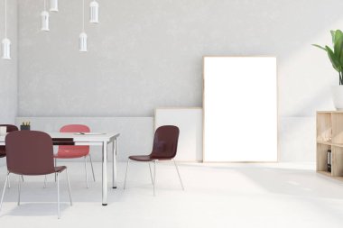 Beyaz duvarları ve zemini olan tavan arası toplantı odasının içi, kırmızı sandalyeli büyük masa, klasörlü ahşap kitap rafları ve yerde duran dikey maket posterleri. 3d oluşturma