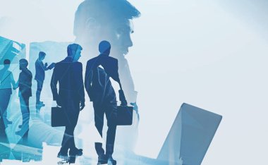 Genç ve düşünceli bir girişimci. Dizüstü bilgisayarla çalışıyor. Meslektaşlarının iki katına çıkıyor ve soyut bulanık şehir manzarası var. Liderlik kavramı. Tonlanmış resim maketi