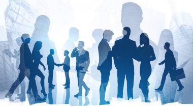 İşbirliği ve ortaklık kavramı. Muhtelif iş adamlarının siluetleri iki kat bulanık şehir manzarasına sahip. Tonu ayarlanmış resim