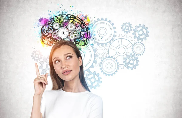 Giovane Donna Con Lunghi Capelli Biondi Che Punta Verso Alto — Foto Stock