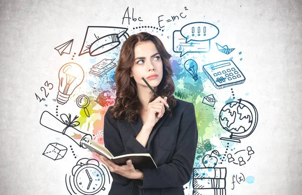 Pensive Menina Faculdade Com Notebook Caneta Perto Parede Concreto Com — Fotografia de Stock