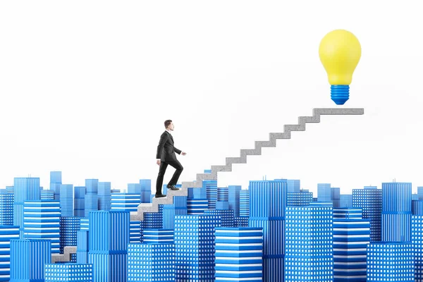 それの上に大きな電球で街の階段を登るビジネスマンのサイドビュー キャリアのはしご ビジネスの成功と明るいアイデアの概念 — ストック写真