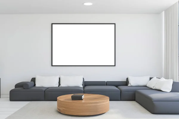 白い壁 木製の床と丸みを帯びたコーヒーテーブル付きの豪華なリビングルームでグレーのソファの上にぶら下がっている水平モックアップポスター 3Dレンダリング — ストック写真