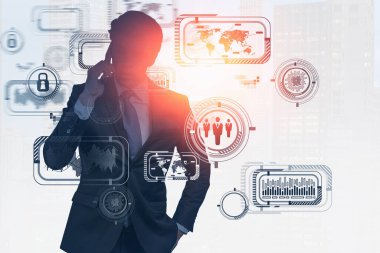 Bulanık şehirde akıllı telefondan konuşan iş adamının silueti fütürist HUD iş arayüzünü iki kez gösteriyor. İş dünyasındaki teknoloji kavramı. Tonu ayarlanmış resim