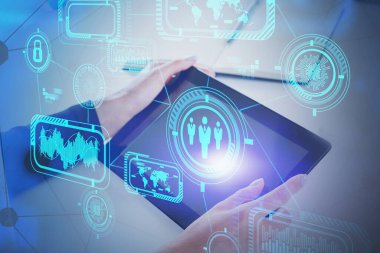 Bulanık ofis masasında tabletle çalışan iş kadınının elleri fütüristik iş bilgisi arayüzüne iki kez maruz kalıyor. Yüksek teknoloji kavramı. Tonu ayarlanmış resim