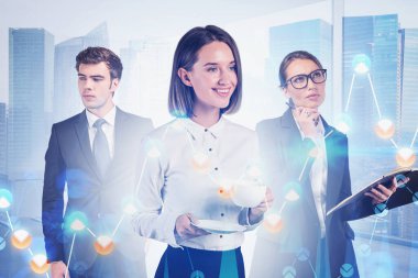 Başarılı genç borsacılar şehirde birlikte çalışıyorlar. Bulanık finansal tablolara iki kez maruz kalıyorlar. Borsa ve takım çalışması kavramı. Tonu ayarlanmış resim