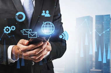Soyut şehirde akıllı telefon kullanan işadamlarının ön görüntüsü. İnternet simgelerine çifte maruz kalıyorlar. İletişim ve teknoloji kavramı. Tonu ayarlanmış resim
