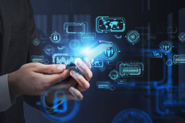 Bulanık ofiste akıllı telefon kullanan iş adamının fütüristik bilgi arayüzünü iki kez kullanmasını engelle. Yüksek teknoloji ve büyük veri kavramı. Tonu ayarlanmış resim