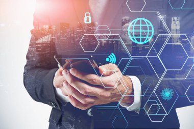 İşadamı, gece şehirde internet arayüzü ile çift kullanımlı akıllı telefon kullanıyor. İletişim ve teknoloji kavramı. Tonu ayarlanmış resim