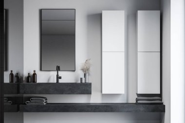 Modern banyoda, beyaz duvarları, rahat dolapları ve dikey aynası olan devasa lavaboyu kapatın. Katlanmış havlularla rafta. Spa konsepti. 3d oluşturma