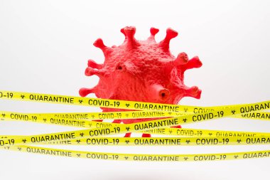 Coronavirus ncov covid 19 karantina ve tecrit kavramı. Beyaz zemin üzerinde kırmızı virüs modeli ve bant. 3d oluşturma