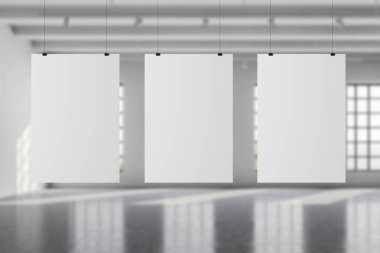 Beyaz duvarları ve beton zemini olan bulanık sanat galerisinde asılı üç boş poster. Reklam ve sergi kavramı. 3d oluşturma