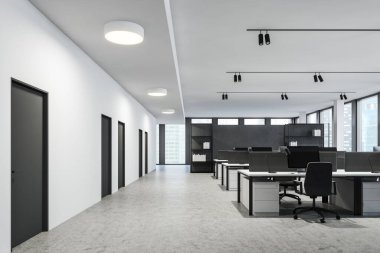 Beyaz ve gri duvarları, beton zemini, sıra sıra beyaz bilgisayar masaları, kitaplıklar ve siyah kapıları olan modern danışmanlık şirketinin içi. 3d oluşturma