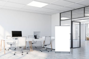 Beyaz duvarları, beton zemini, bir sıra beyaz bilgisayar tablosu ve dikey poster çerçevesi olan şık bir açık uzay ofisi. Reklam kavramı. 3d oluşturma