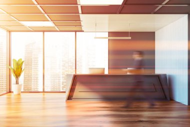 Bulanık genç işadamı, beyaz ve gri duvarlı modern ofis lobisinde yürüyor, ahşap zemin ve bilgisayarlı rahat gri resepsiyon masası. Tonu ayarlanmış resim